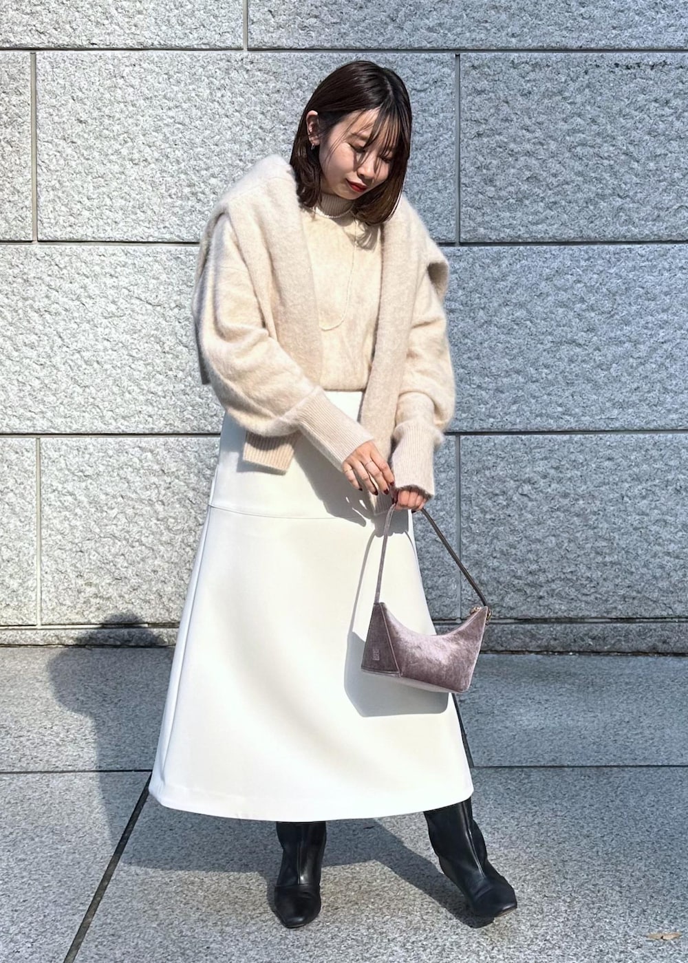 ホワイト系のスカート、ベージュ系のカーディガン/ボレロ、ベージュ系のニット/セーターを着用したレディースの秋コーディネートの2枚目の写真