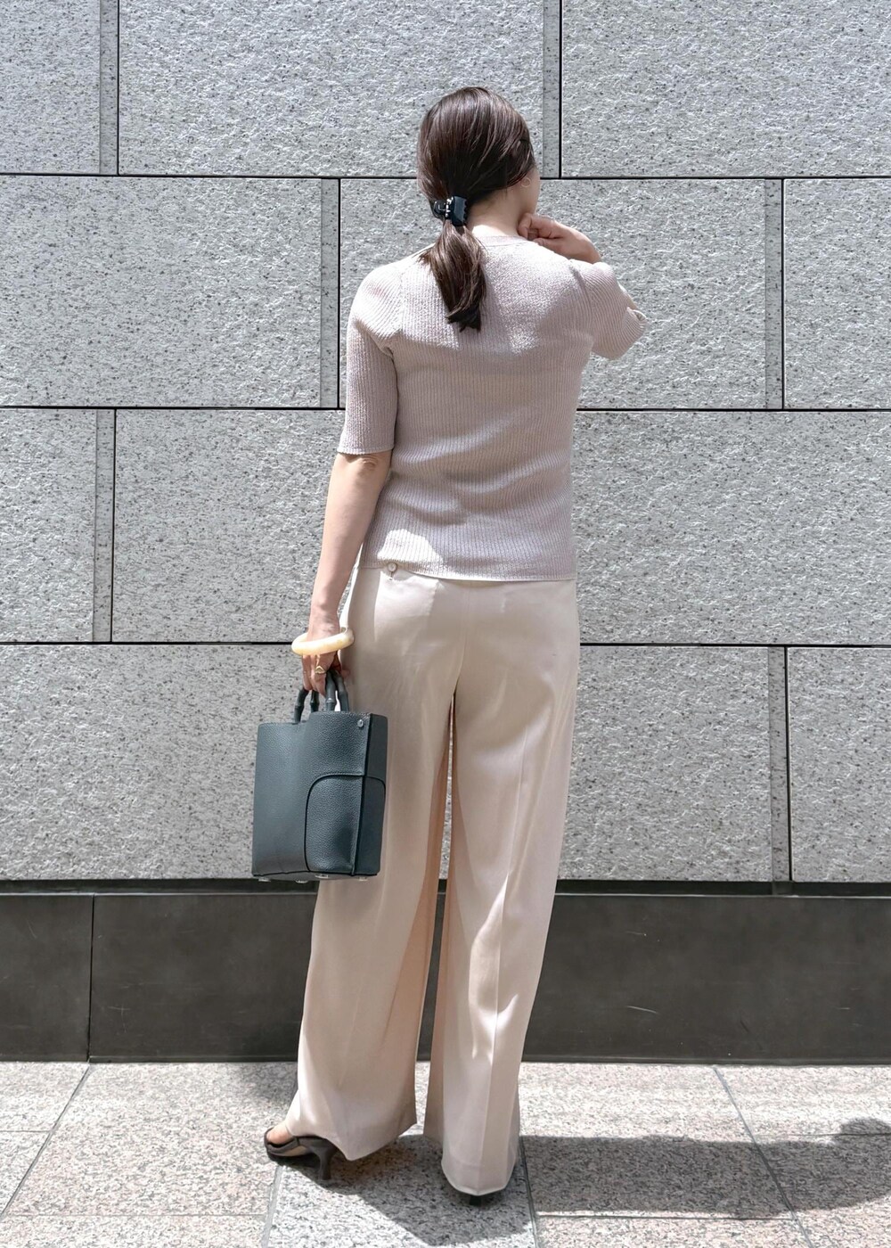 ピンク系のその他パンツ、ピンク系のカーディガン/ボレロ、グレー系のハンドバッグを着用したレディースの夏コーディネートの2枚目の写真