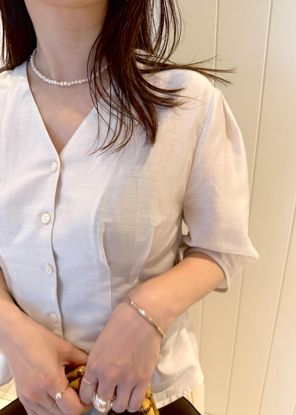 ピンク系のその他パンツ、ホワイト系のシャツ/ブラウス、ベージュ系のハンドバッグを着用したレディースの夏コーディネートの4枚目の写真