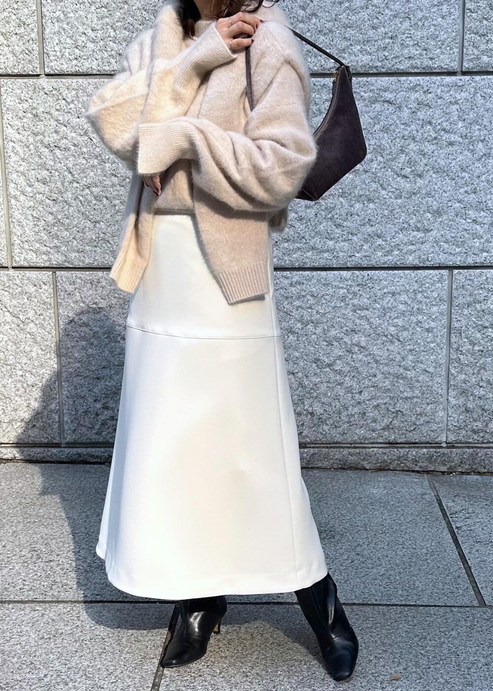 ホワイト系のスカート、ベージュ系のカーディガン/ボレロ、ベージュ系のニット/セーターを着用したレディースの秋コーディネートの6枚目の写真