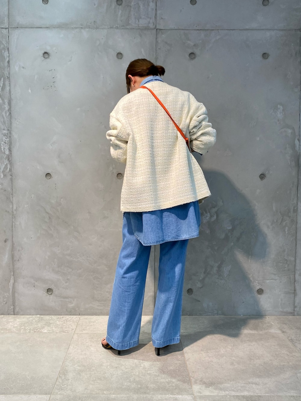 ホワイト系のノーカラージャケット、ブルー系のシャツ/ブラウス、オレンジ系のショルダーバッグを着用したレディースの春コーディネートの2枚目の写真