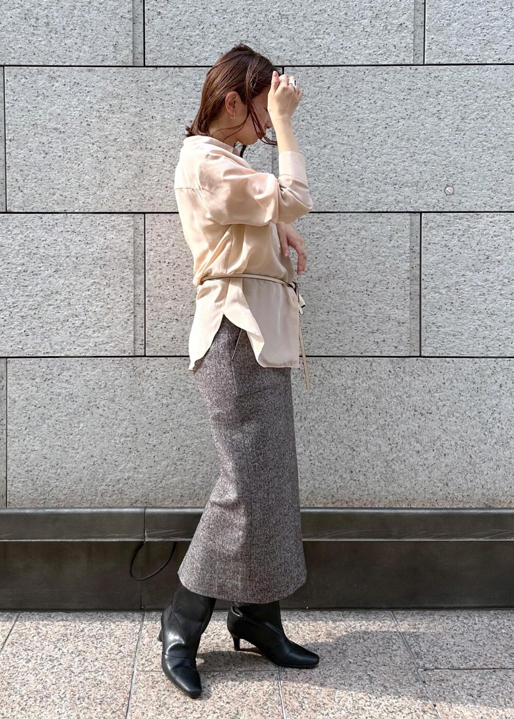 ブラウン系のスカート、ピンク系のシャツ/ブラウス、ベージュ系のショルダーバッグを着用したレディースの秋コーディネートの2枚目の写真