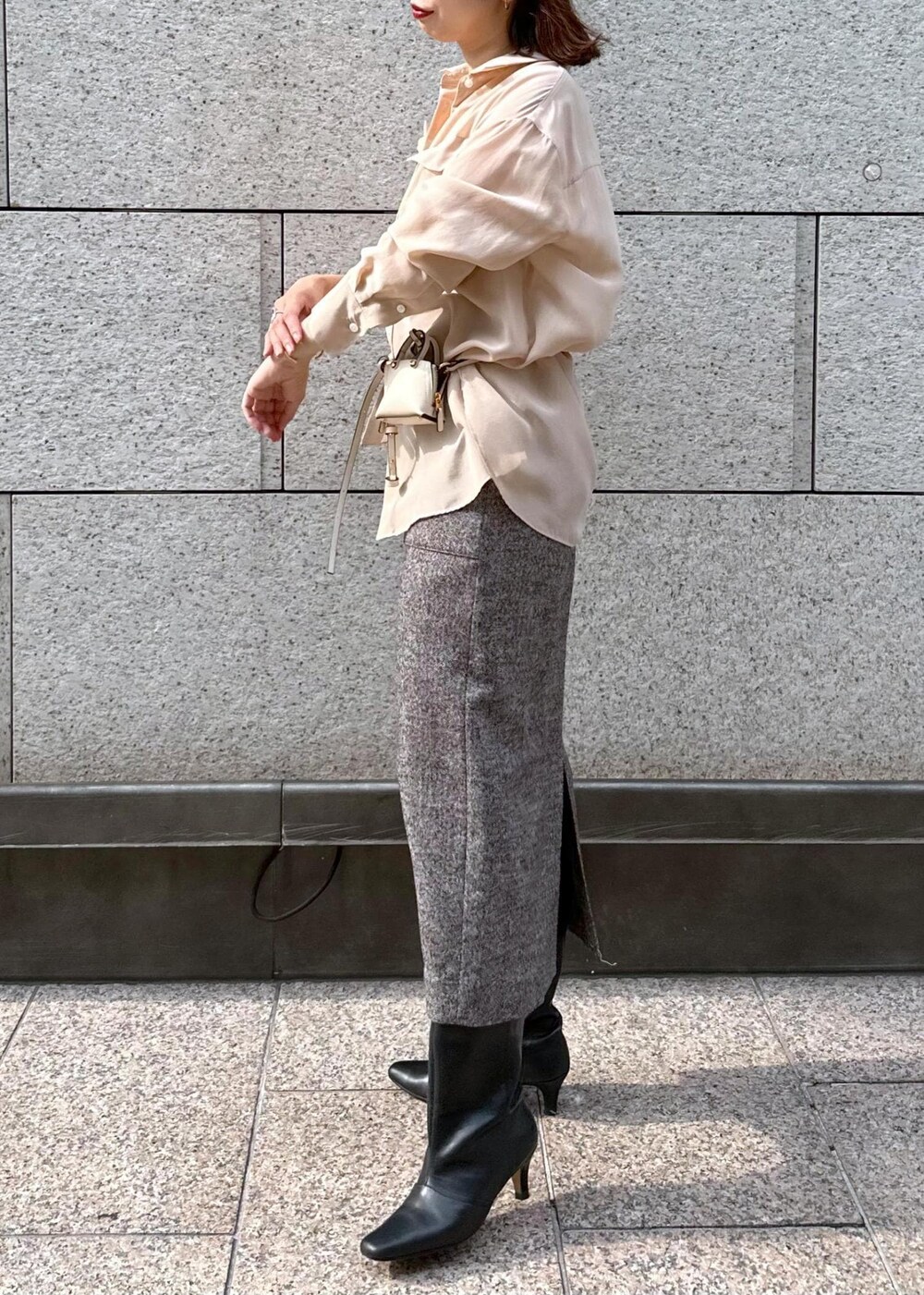 ブラウン系のスカート、ピンク系のシャツ/ブラウス、ベージュ系のショルダーバッグを着用したレディースの秋コーディネートの8枚目の写真