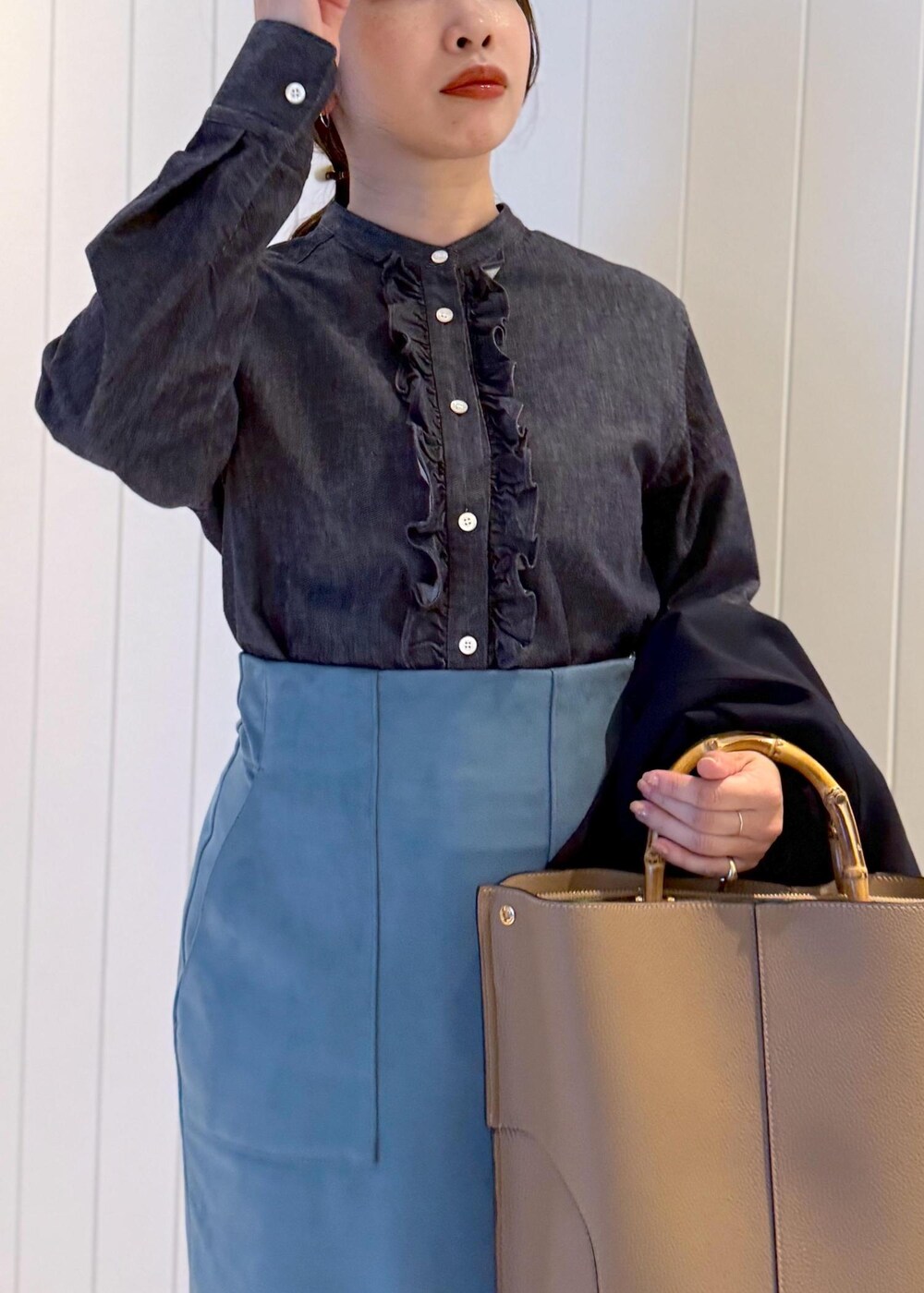 ベージュ系のトートバッグ、ブルー系のスカート、ブルー系のテーラードジャケットを着用したレディースの秋コーディネートの7枚目の写真