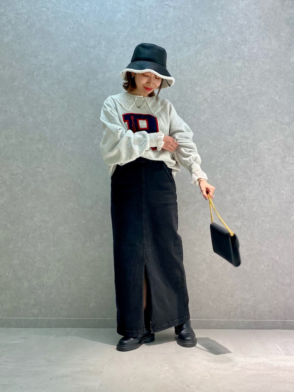 ホワイト系のシャツ/ブラウス、ブラック系のサロペット/オーバーオール、ブラック系のブーツを着用したレディースの秋コーディネートの2枚目の写真