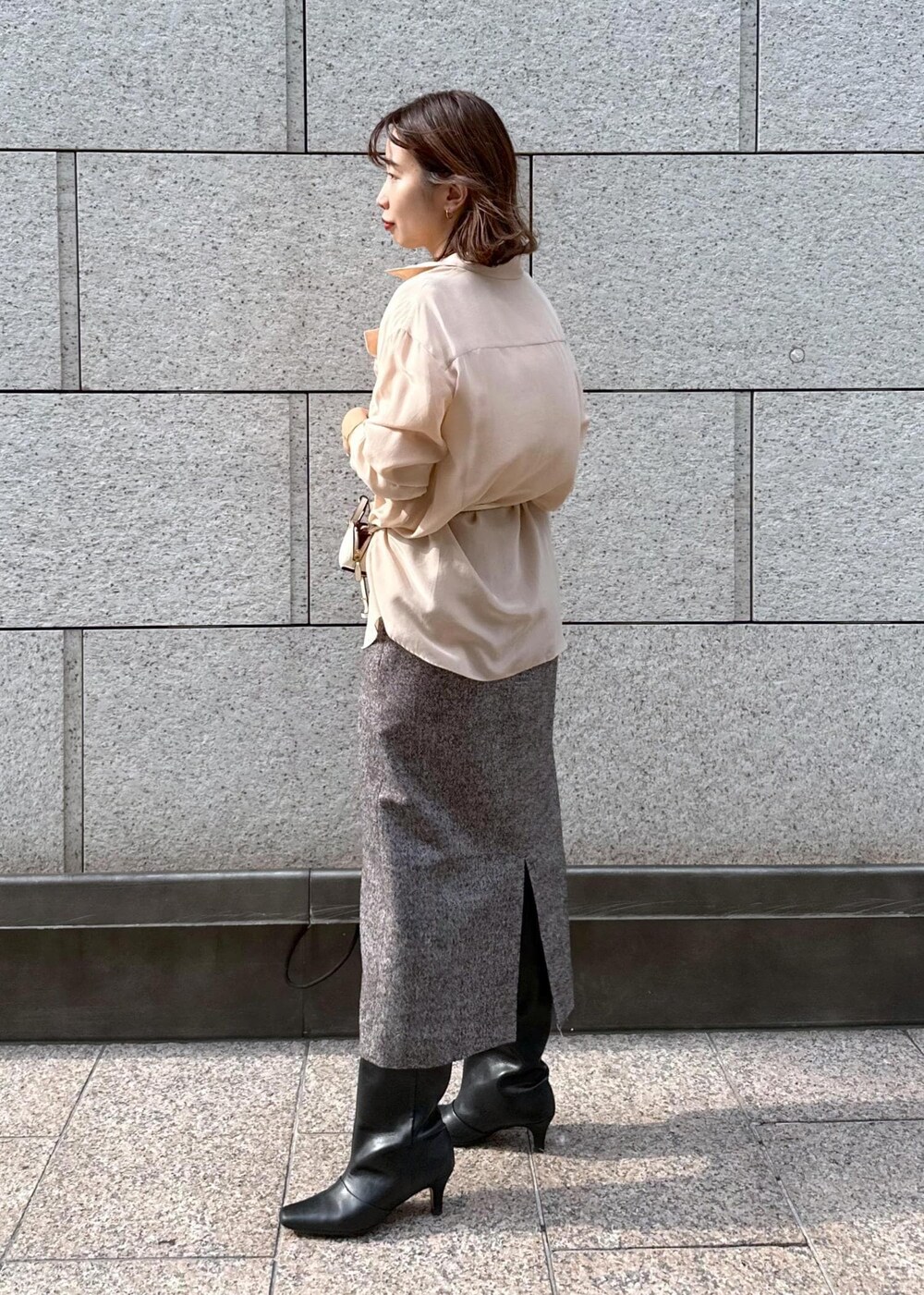 ブラウン系のスカート、ピンク系のシャツ/ブラウス、ベージュ系のショルダーバッグを着用したレディースの秋コーディネートの3枚目の写真