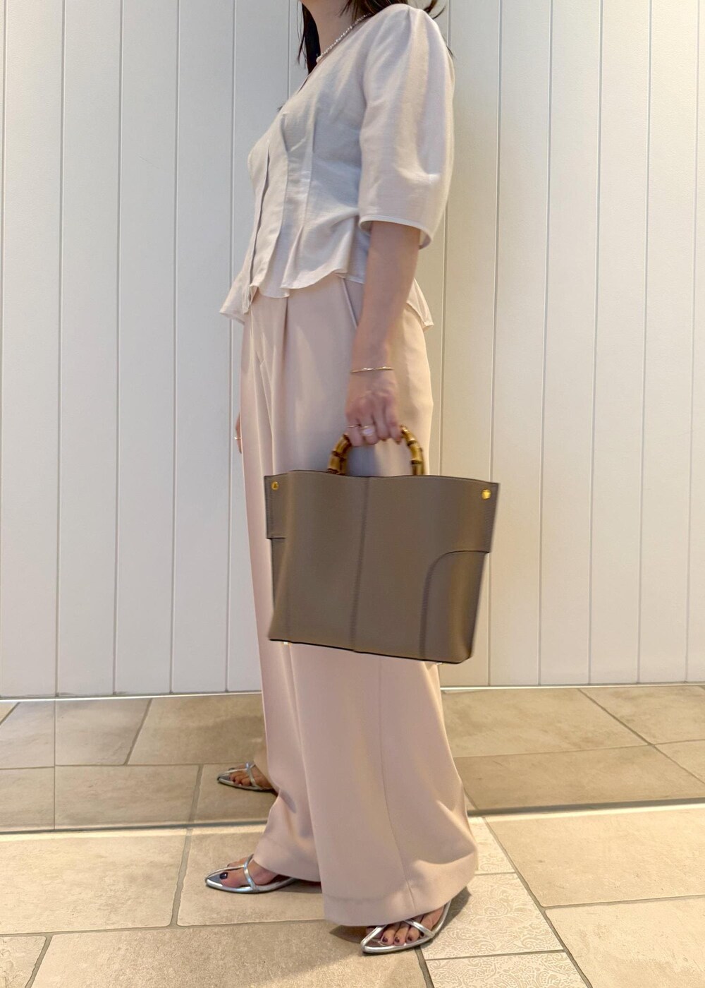 ピンク系のその他パンツ、ホワイト系のシャツ/ブラウス、ベージュ系のハンドバッグを着用したレディースの夏コーディネートの6枚目の写真