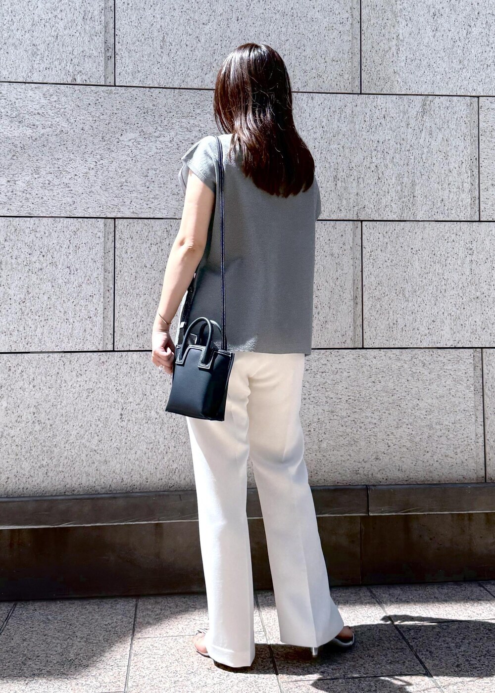 シルバー系のシャツ/ブラウス、ホワイト系のその他パンツ、ブルー系のショルダーバッグを着用したレディースの夏コーディネートの4枚目の写真