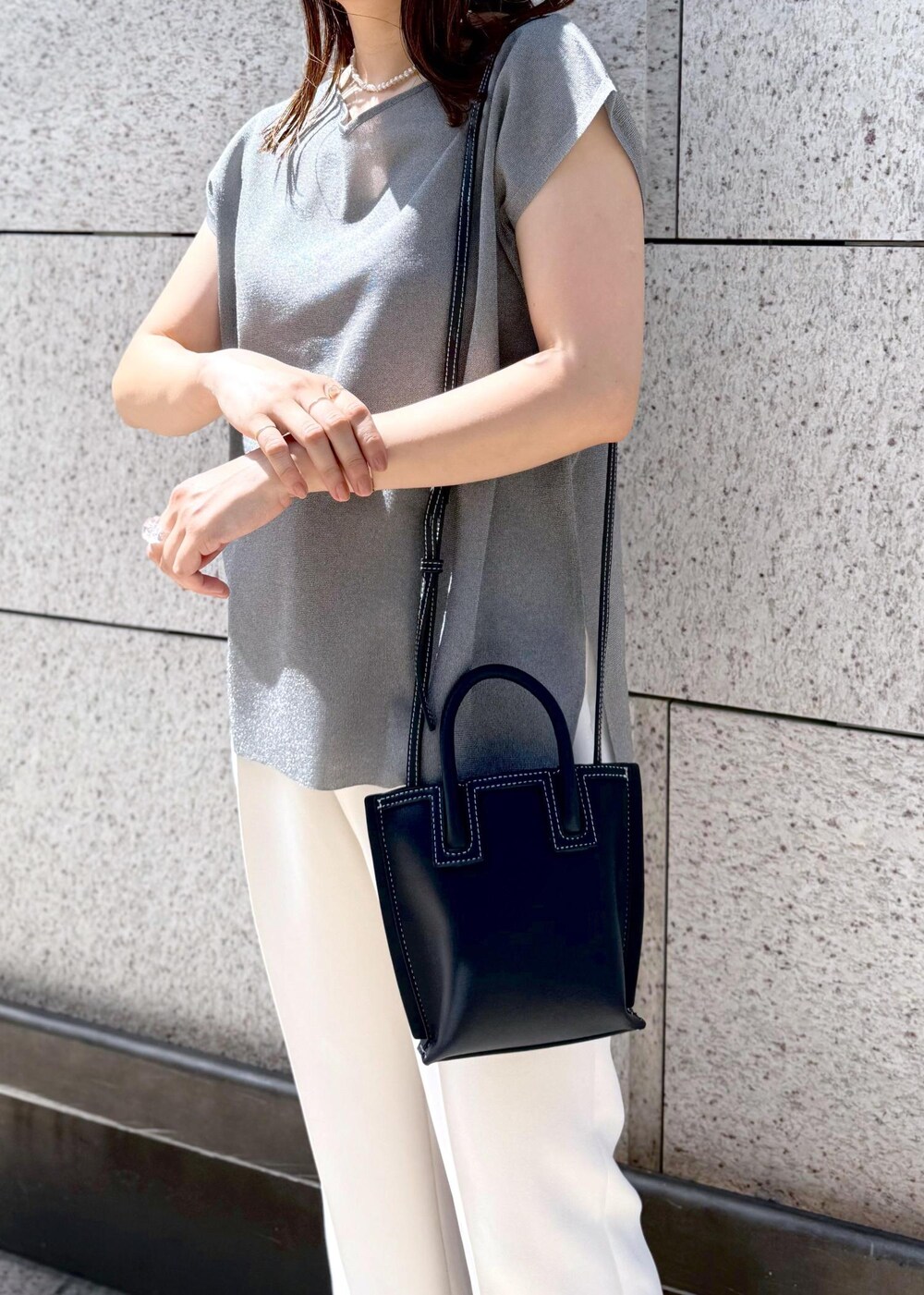 シルバー系のシャツ/ブラウス、ホワイト系のその他パンツ、ブルー系のショルダーバッグを着用したレディースの夏コーディネートの7枚目の写真