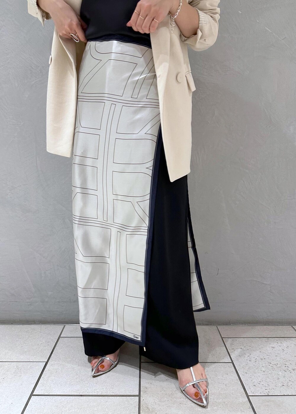 ブラック系のキャミソール、ホワイト系のテーラードジャケット、ホワイト系のバンダナ/スカーフを着用したレディースの冬コーディネートの6枚目の写真