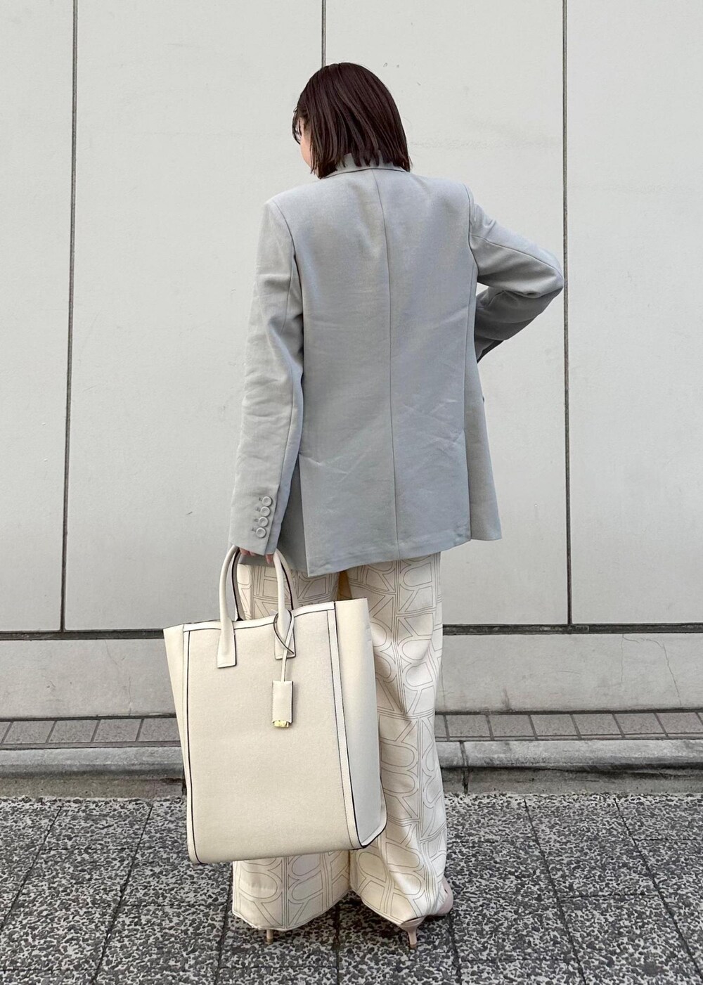 ベージュ系のパンプス、ベージュ系のトートバッグ、ホワイト系のその他パンツを着用したレディースの冬コーディネートの8枚目の写真