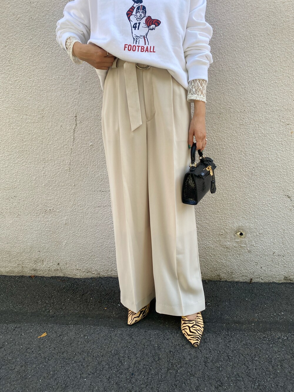 ホワイト系のスウェット、ホワイト系のTシャツ/カットソー、ホワイト系のその他パンツを着用したレディースの秋コーディネートの5枚目の写真