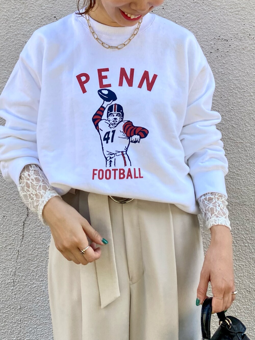 ホワイト系のスウェット、ホワイト系のTシャツ/カットソー、ホワイト系のその他パンツを着用したレディースの秋コーディネートの4枚目の写真