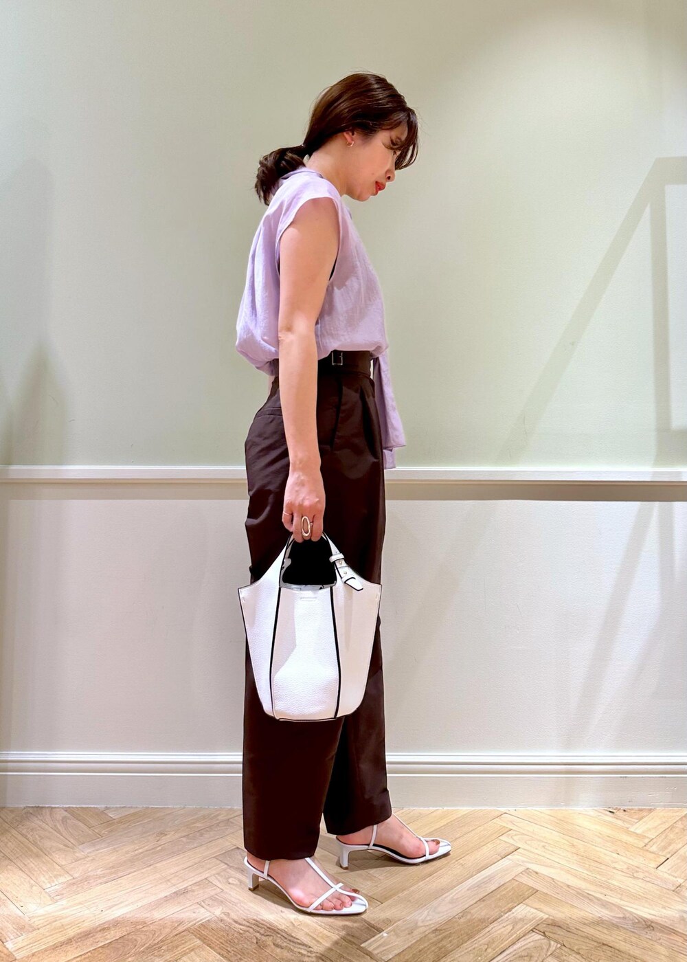 ホワイト系のハンドバッグ、パープル系のシャツ/ブラウス、ホワイト系のサンダルを着用したレディースの夏コーディネートの2枚目の写真