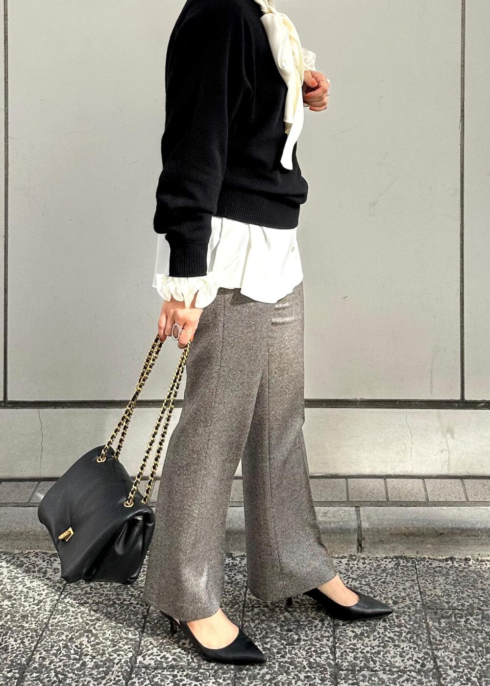 ブラック系のハンドバッグ、ブラック系のパンプス、グレー系のその他パンツを着用したレディースの秋コーディネートの4枚目の写真