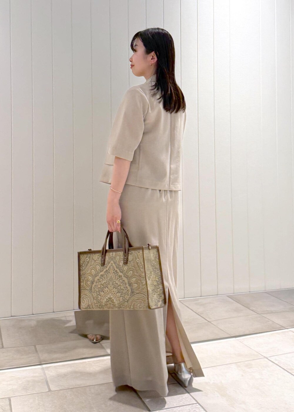 ベージュ系のワンピース、ベージュ系のテーラードジャケット、その他のリングを着用したレディースの春コーディネートの4枚目の写真