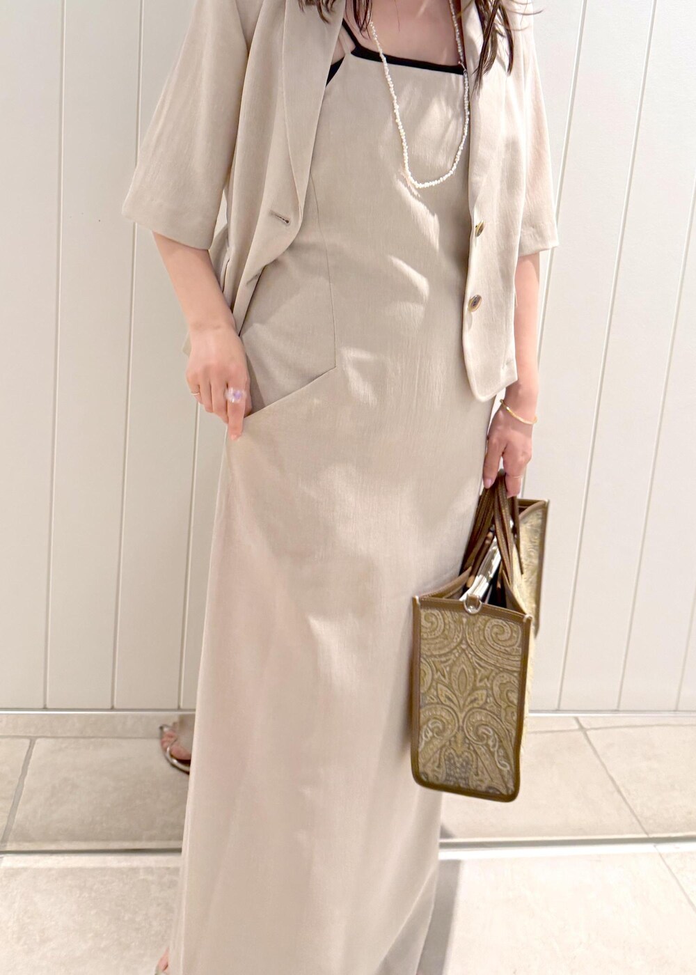 ベージュ系のワンピース、ベージュ系のテーラードジャケット、その他のリングを着用したレディースの春コーディネートの6枚目の写真