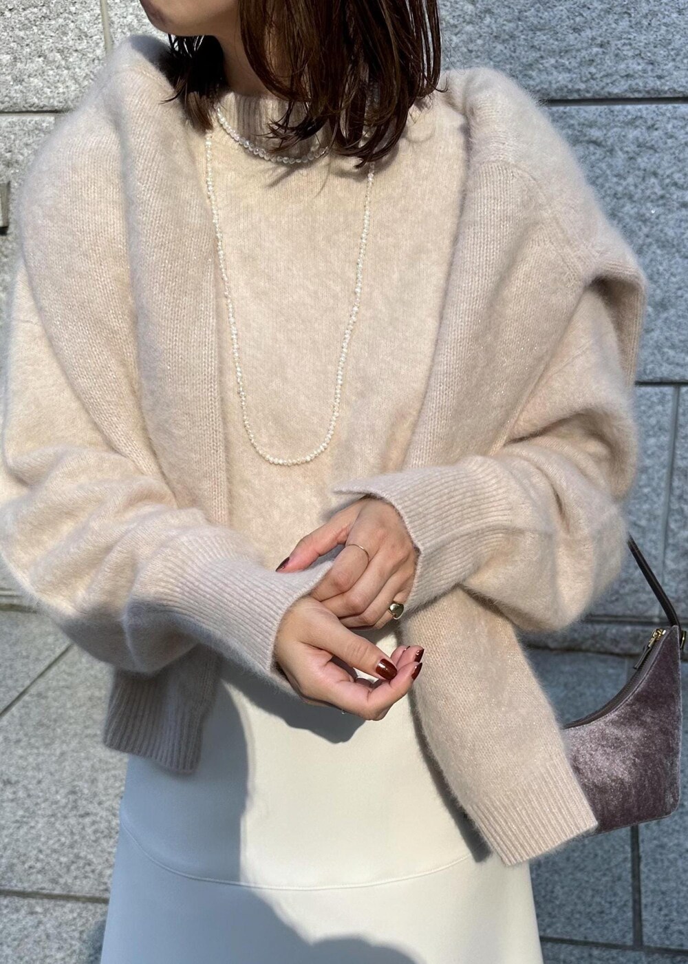 ホワイト系のスカート、ベージュ系のカーディガン/ボレロ、ベージュ系のニット/セーターを着用したレディースの秋コーディネートの5枚目の写真