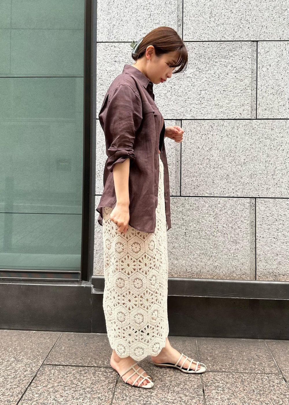 ホワイト系のスカート、ホワイト系のサンダル、ブラウン系のシャツ/ブラウスを着用したレディースの夏コーディネートの2枚目の写真