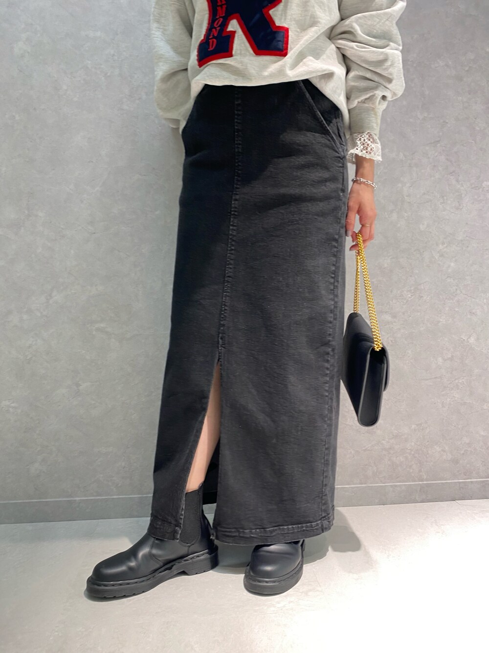 ホワイト系のシャツ/ブラウス、ブラック系のサロペット/オーバーオール、ブラック系のブーツを着用したレディースの秋コーディネートの5枚目の写真