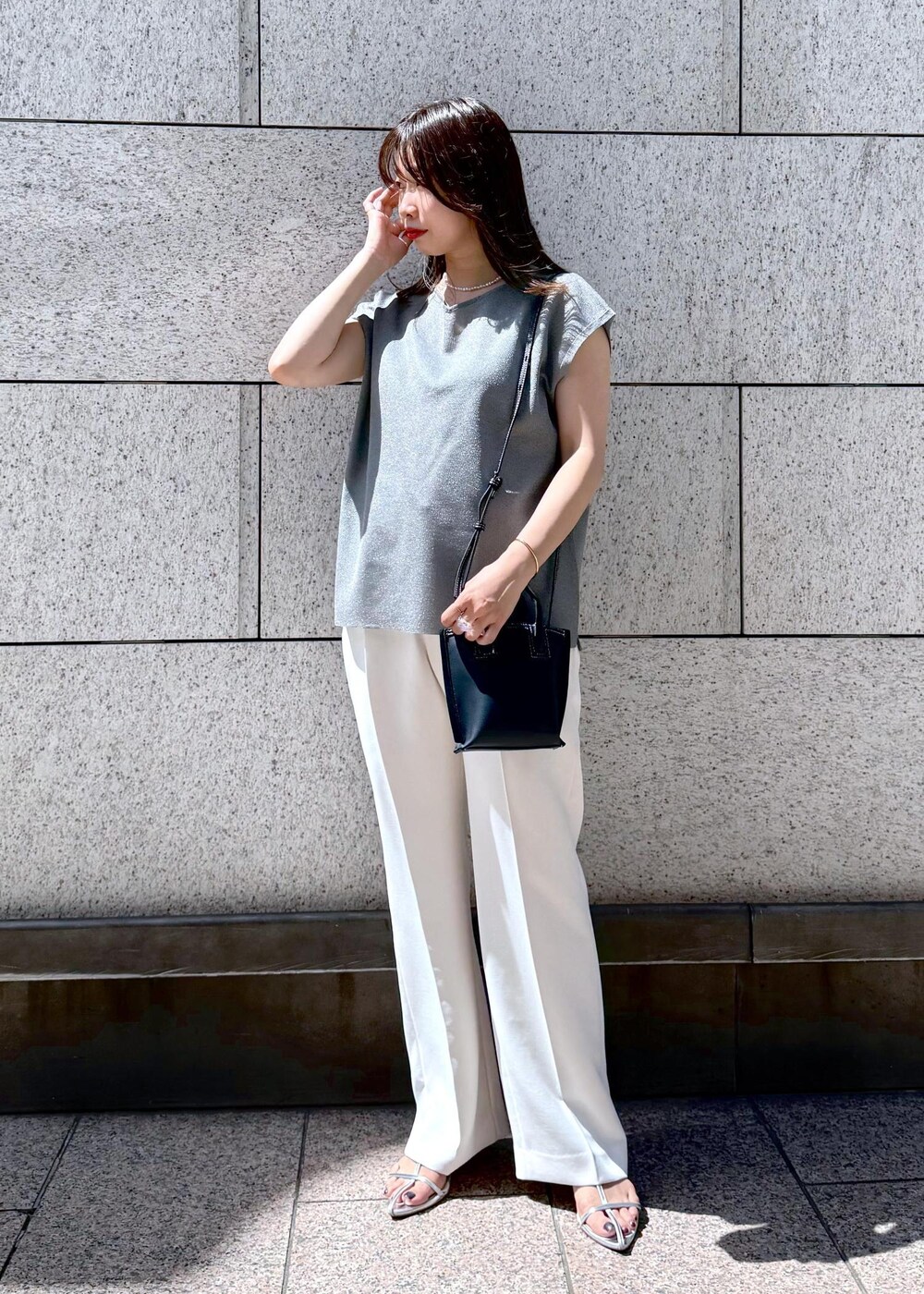シルバー系のシャツ/ブラウス、ホワイト系のその他パンツ、ブルー系のショルダーバッグを着用したレディースの夏コーディネートの2枚目の写真