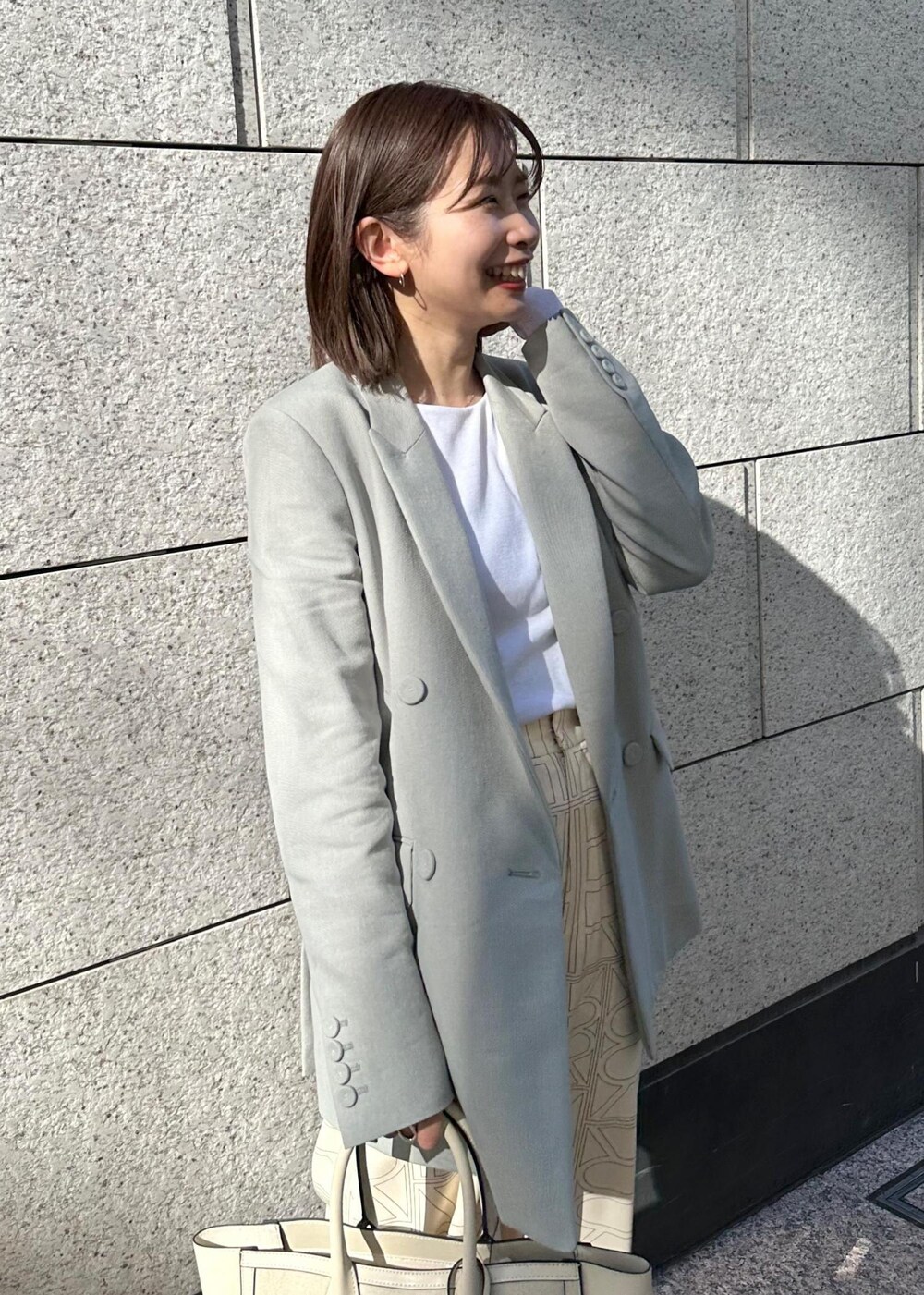 ベージュ系のパンプス、ベージュ系のトートバッグ、ホワイト系のその他パンツを着用したレディースの冬コーディネートの3枚目の写真