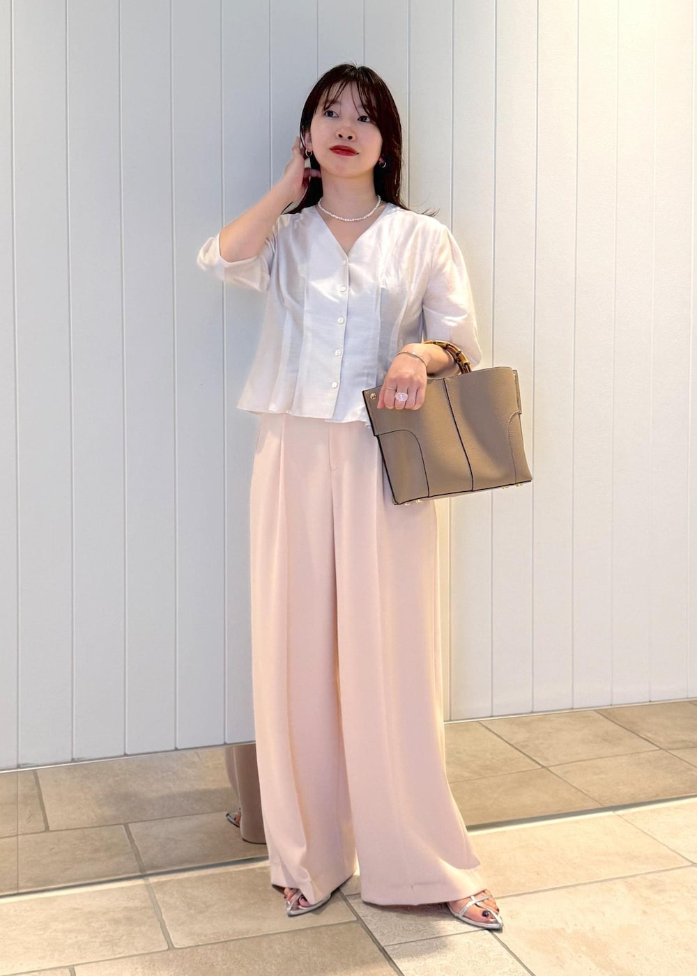 ピンク系のその他パンツ、ホワイト系のシャツ/ブラウス、ベージュ系のハンドバッグを着用したレディースの夏コーディネートの7枚目の写真
