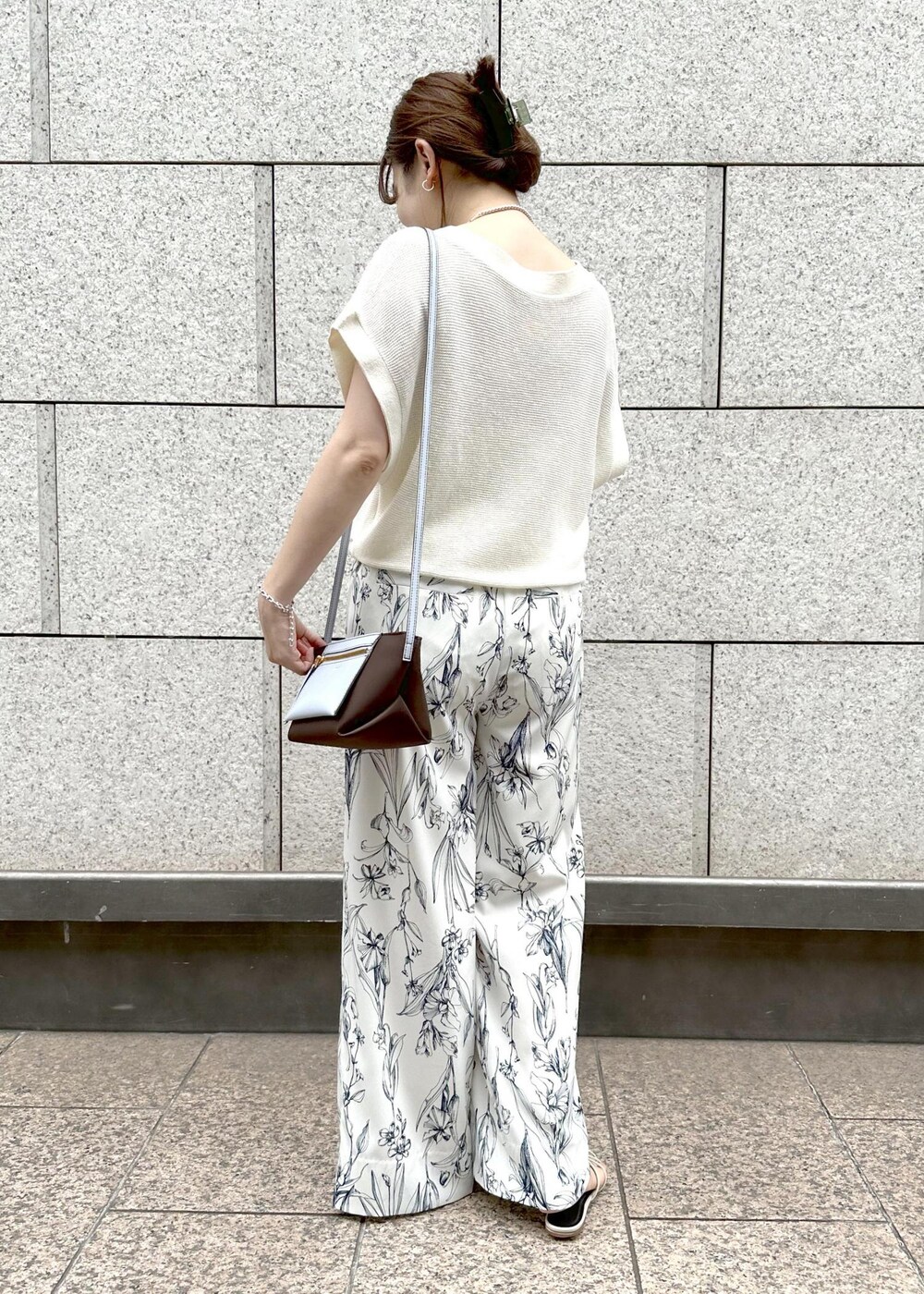 ブラウン系のショルダーバッグ、ホワイト系のサンダル、ホワイト系のその他パンツを着用したレディースの夏コーディネートの3枚目の写真