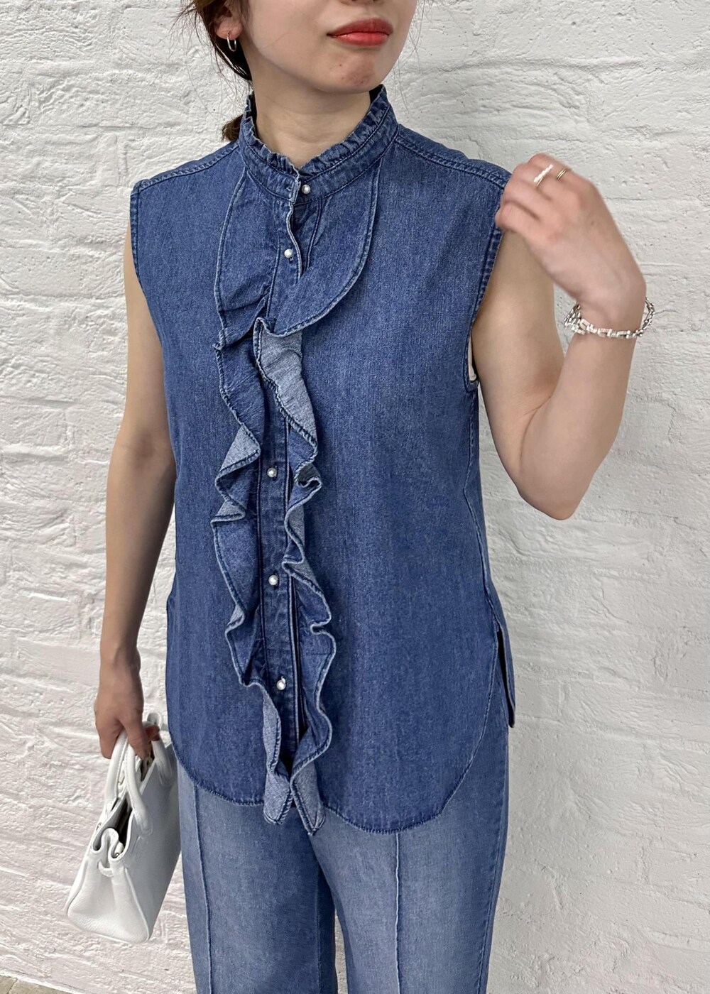 ブルー系のシャツ/ブラウス、ホワイト系のサンダル、ブルー系のデニムパンツを着用したレディースの春コーディネートの4枚目の写真