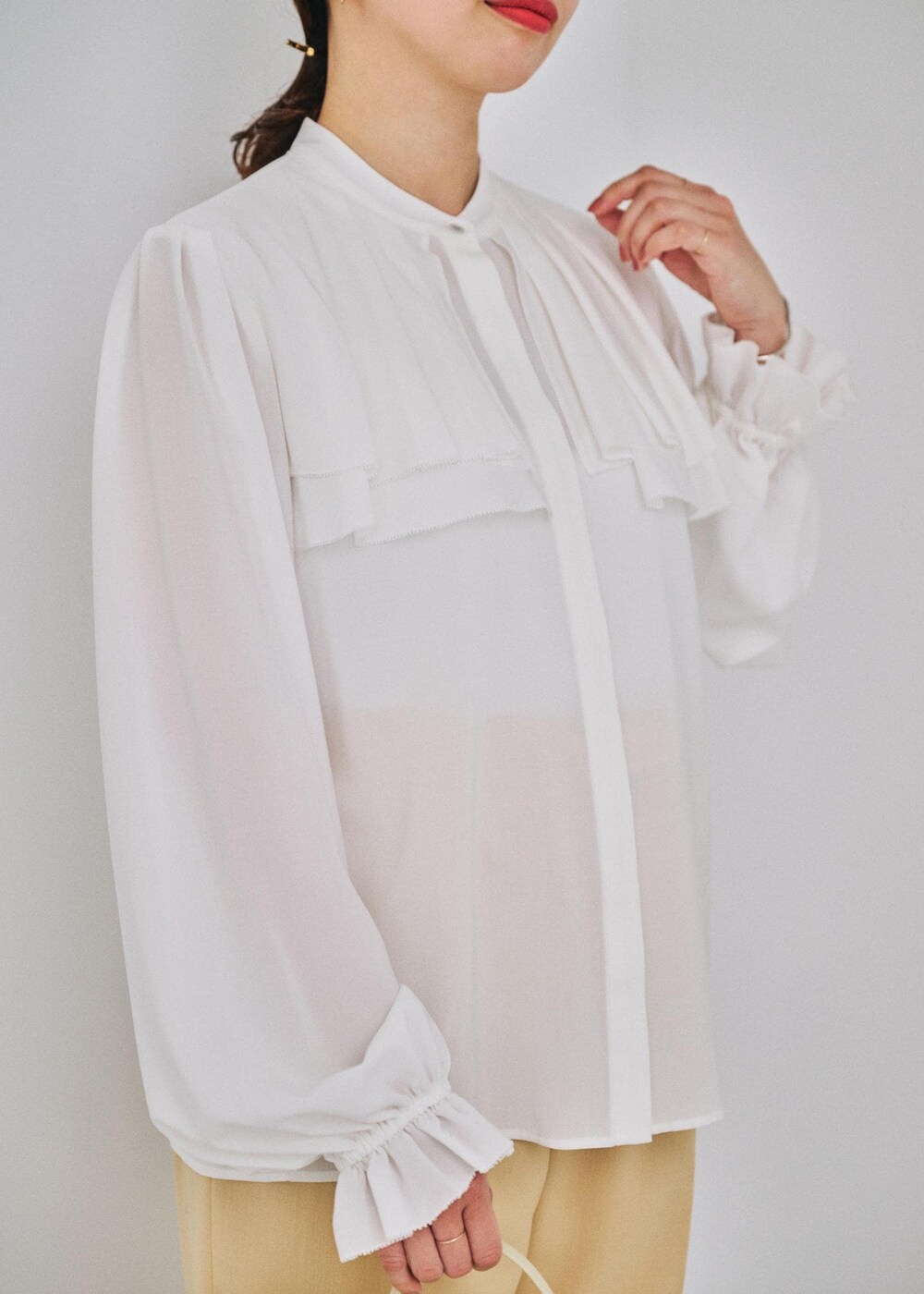 ホワイト系のシャツ/ブラウス、ベージュ系のその他パンツを着用したレディースの冬コーディネートの3枚目の写真