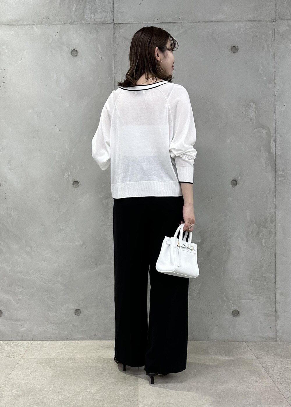 ブラック系のその他パンツ、ホワイト系のカーディガン/ボレロ、ブラック系のサンダルを着用したレディースの春コーディネートの3枚目の写真