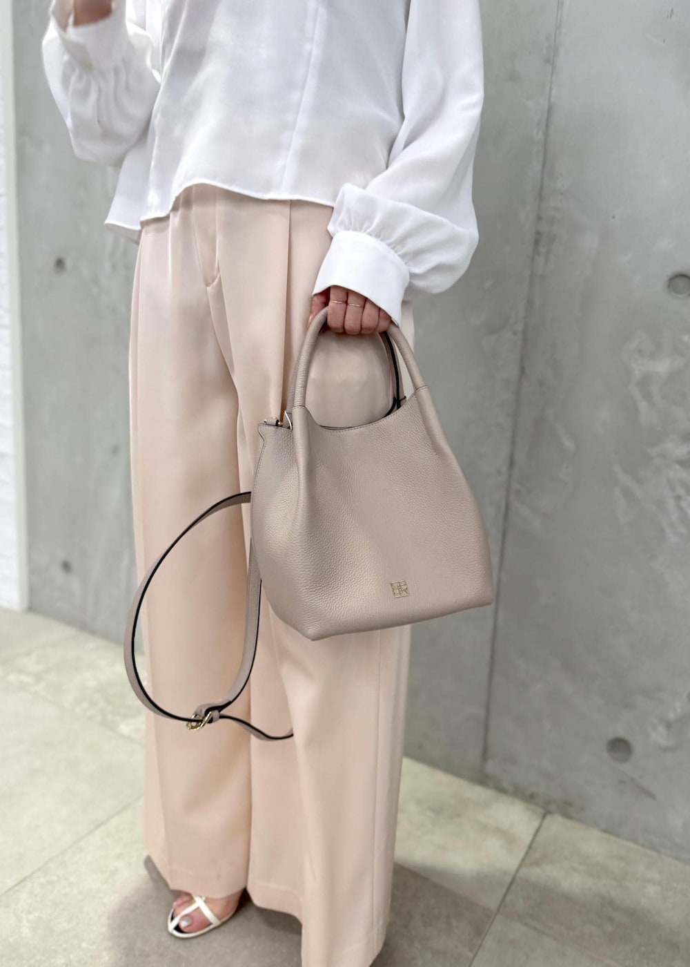 ピンク系のその他パンツ、ホワイト系のシャツ/ブラウスを着用したレディースの春コーディネートの7枚目の写真