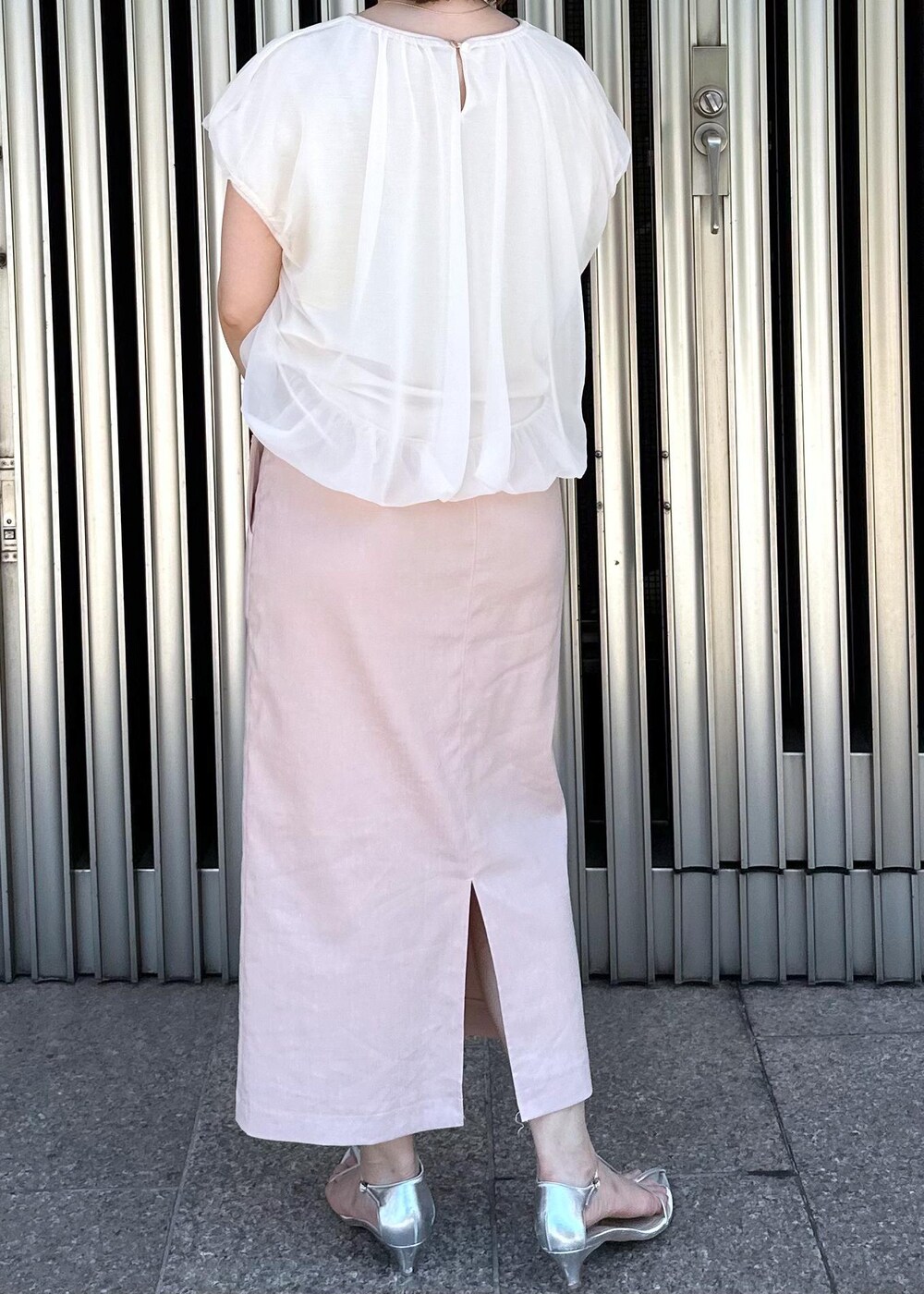 ピンク系のスカート、ホワイト系のTシャツ/カットソー、グレー系のハンドバッグを着用したレディースの夏コーディネートの9枚目の写真