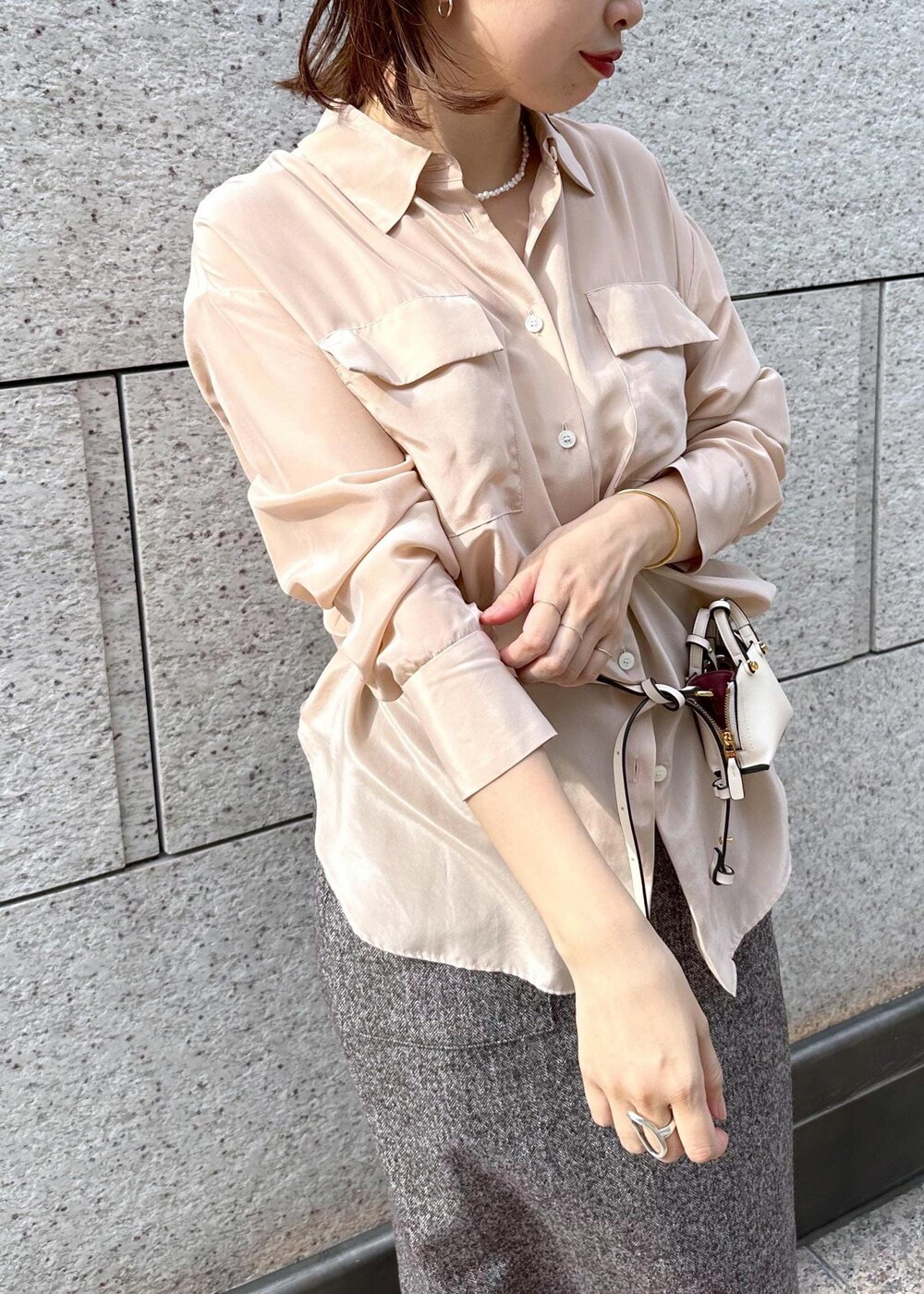 ブラウン系のスカート、ピンク系のシャツ/ブラウス、ベージュ系のショルダーバッグを着用したレディースの秋コーディネートの4枚目の写真