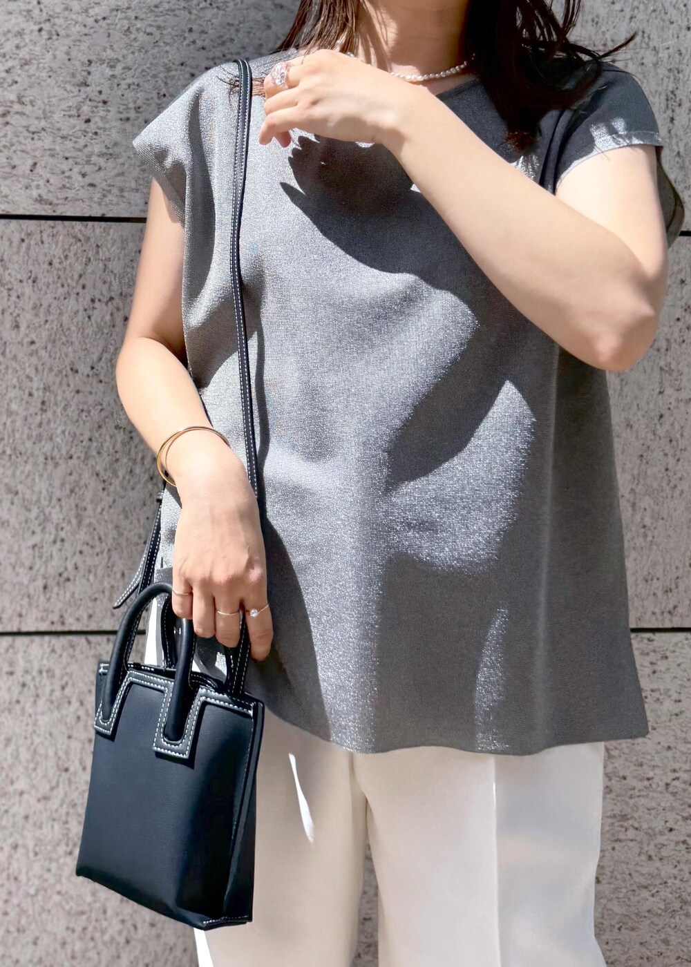 シルバー系のシャツ/ブラウス、ホワイト系のその他パンツ、ブルー系のショルダーバッグを着用したレディースの夏コーディネートの6枚目の写真