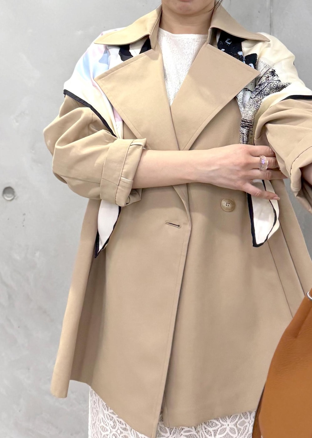 ホワイト系のTシャツ/カットソー、ベージュ系のトレンチコート、イエロー系のハンドバッグを着用したレディースの春コーディネートの4枚目の写真