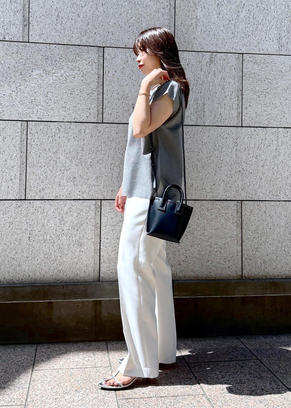 シルバー系のシャツ/ブラウス、ホワイト系のその他パンツ、ブルー系のショルダーバッグを着用したレディースの夏コーディネートの3枚目の写真