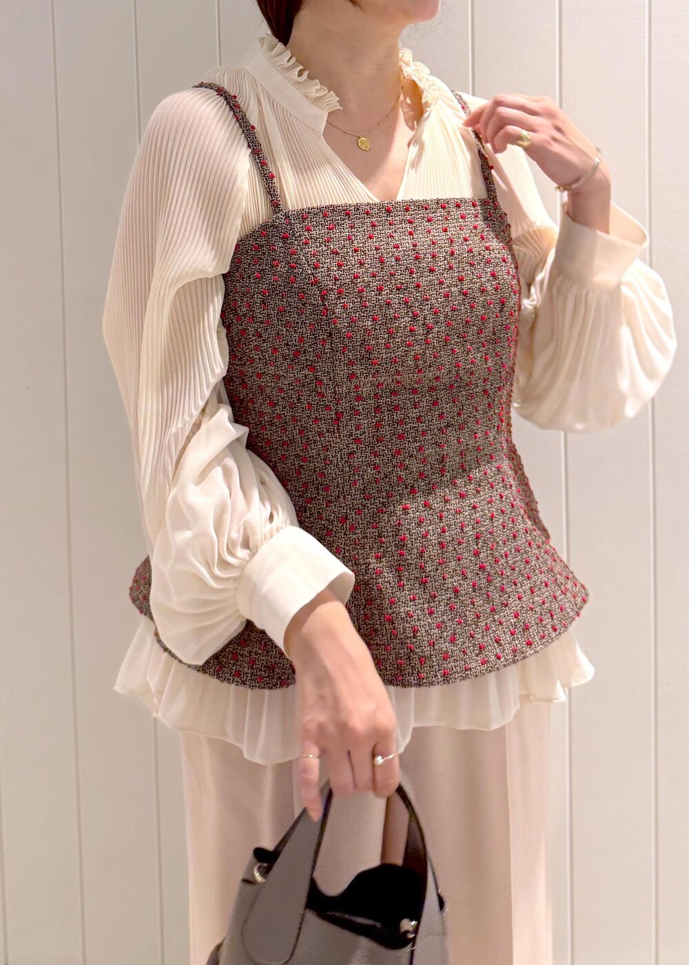 ピンク系のその他パンツ、ホワイト系のシャツ/ブラウス、グレー系のハンドバッグを着用したレディースの秋コーディネートの4枚目の写真