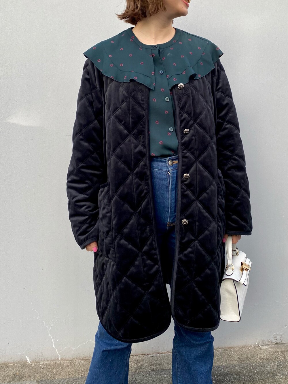 グリーン系のシャツ/ブラウス、ブラック系のブルゾン、ブルー系のデニムパンツを着用したレディースの冬コーディネートの5枚目の写真