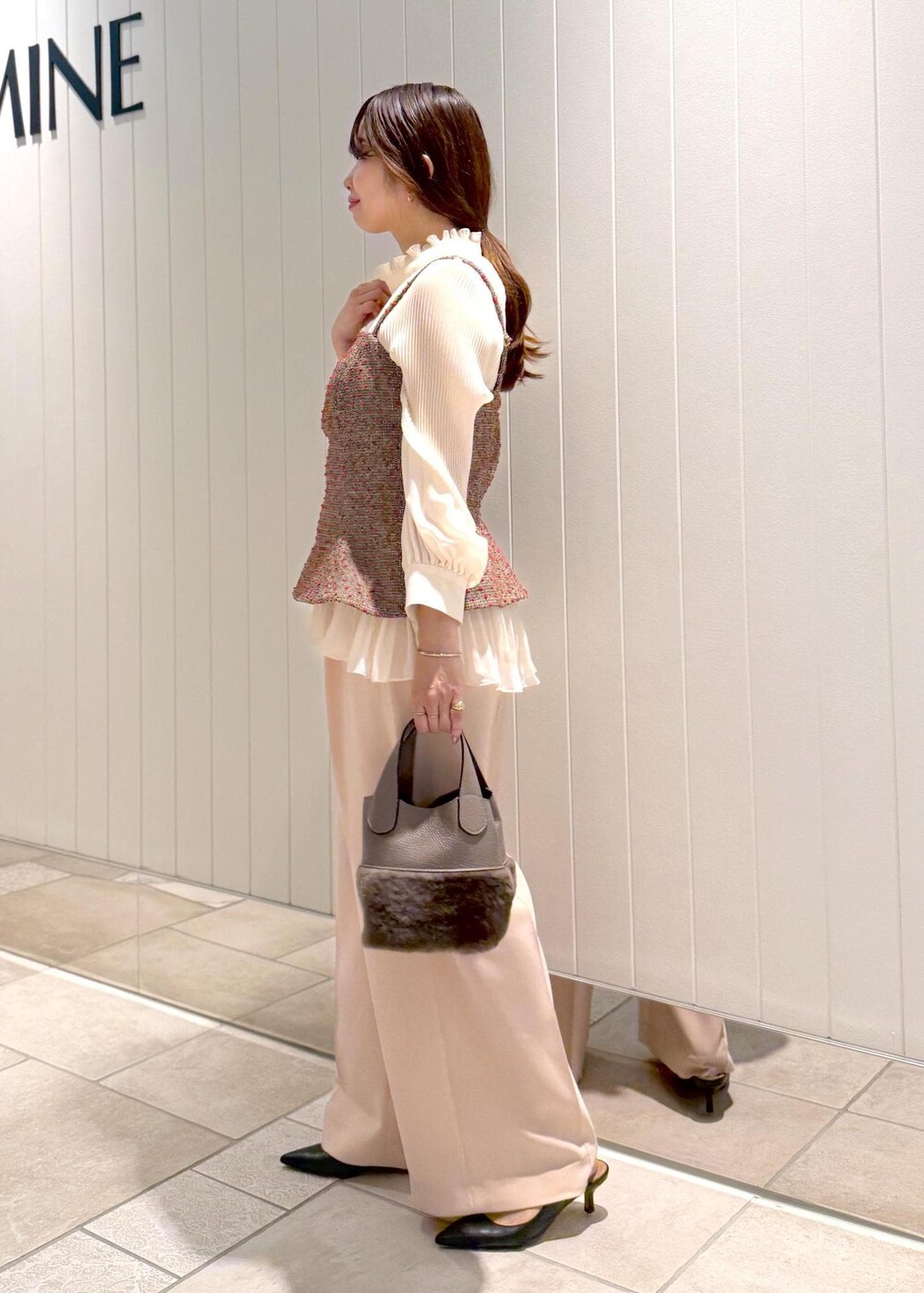 ピンク系のその他パンツ、ホワイト系のシャツ/ブラウス、グレー系のハンドバッグを着用したレディースの秋コーディネートの2枚目の写真