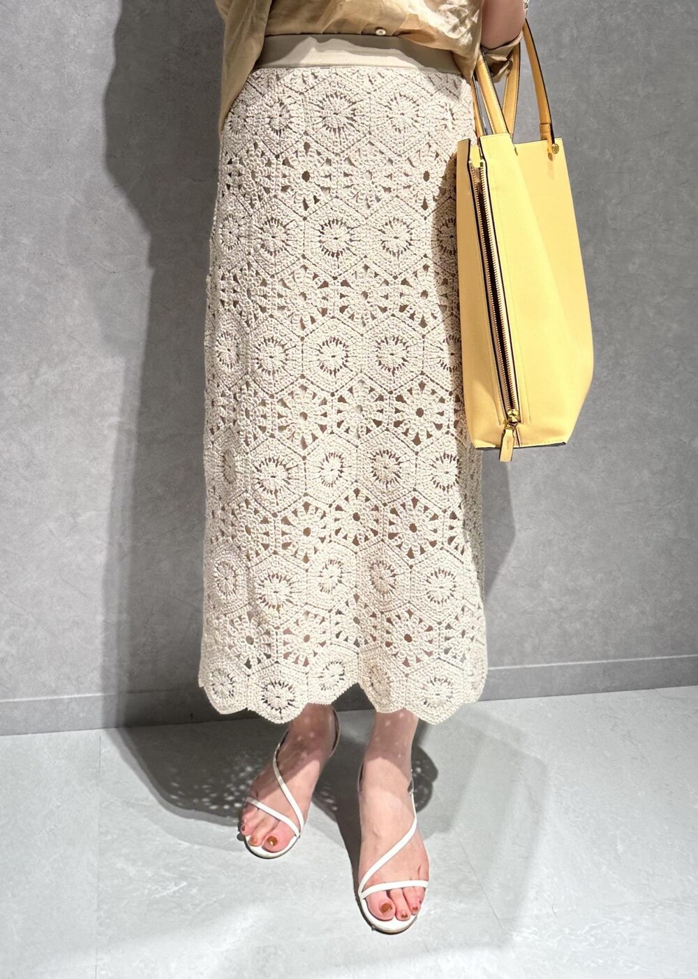 ベージュ系のシャツ/ブラウス、ホワイト系のスカート、イエロー系のバッグを着用したレディースの春コーディネートの5枚目の写真