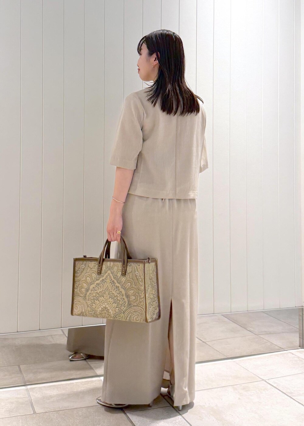 ベージュ系のワンピース、ベージュ系のテーラードジャケット、その他のリングを着用したレディースの春コーディネートの8枚目の写真