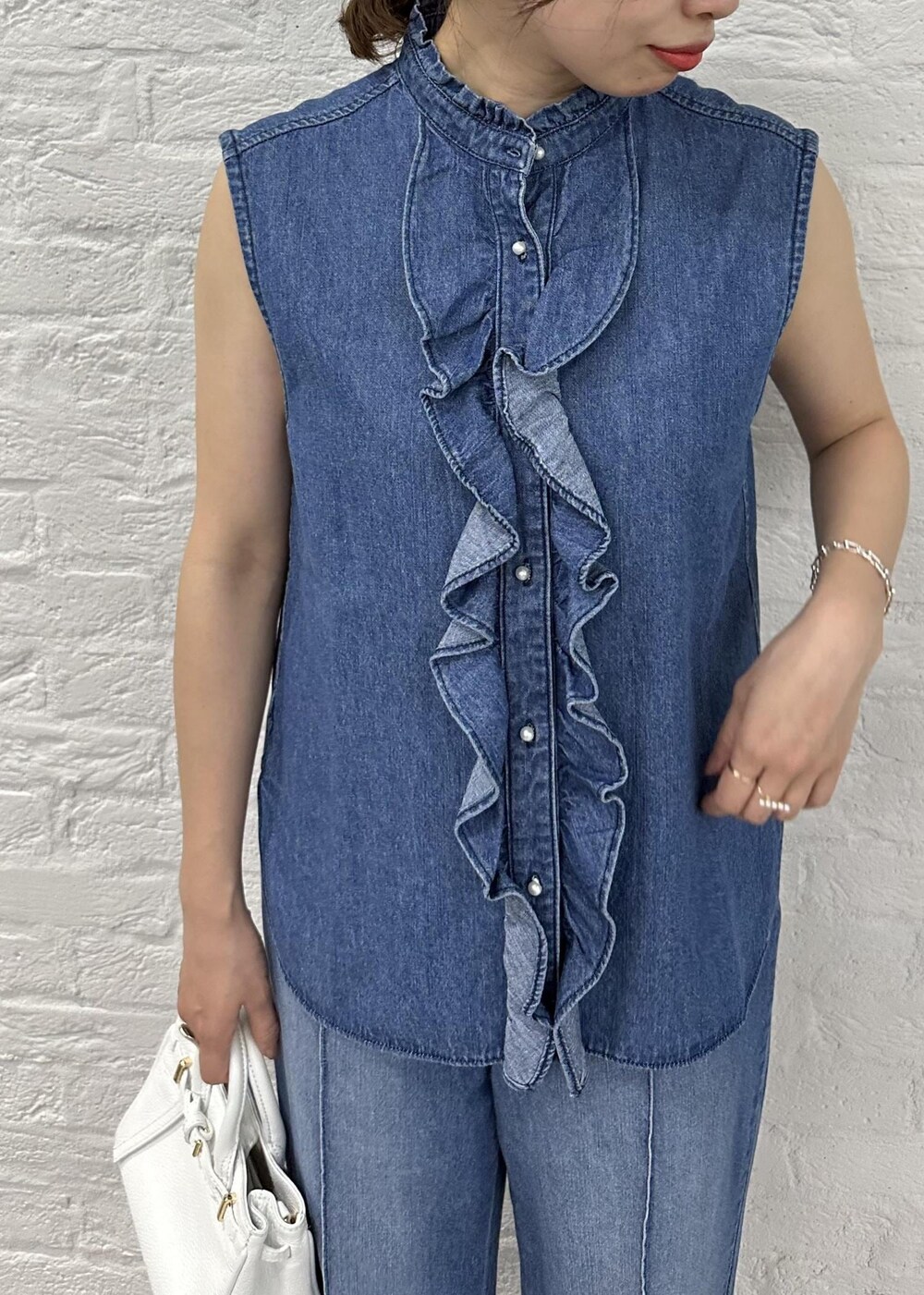 ブルー系のシャツ/ブラウス、ホワイト系のサンダル、ブルー系のデニムパンツを着用したレディースの春コーディネートの5枚目の写真