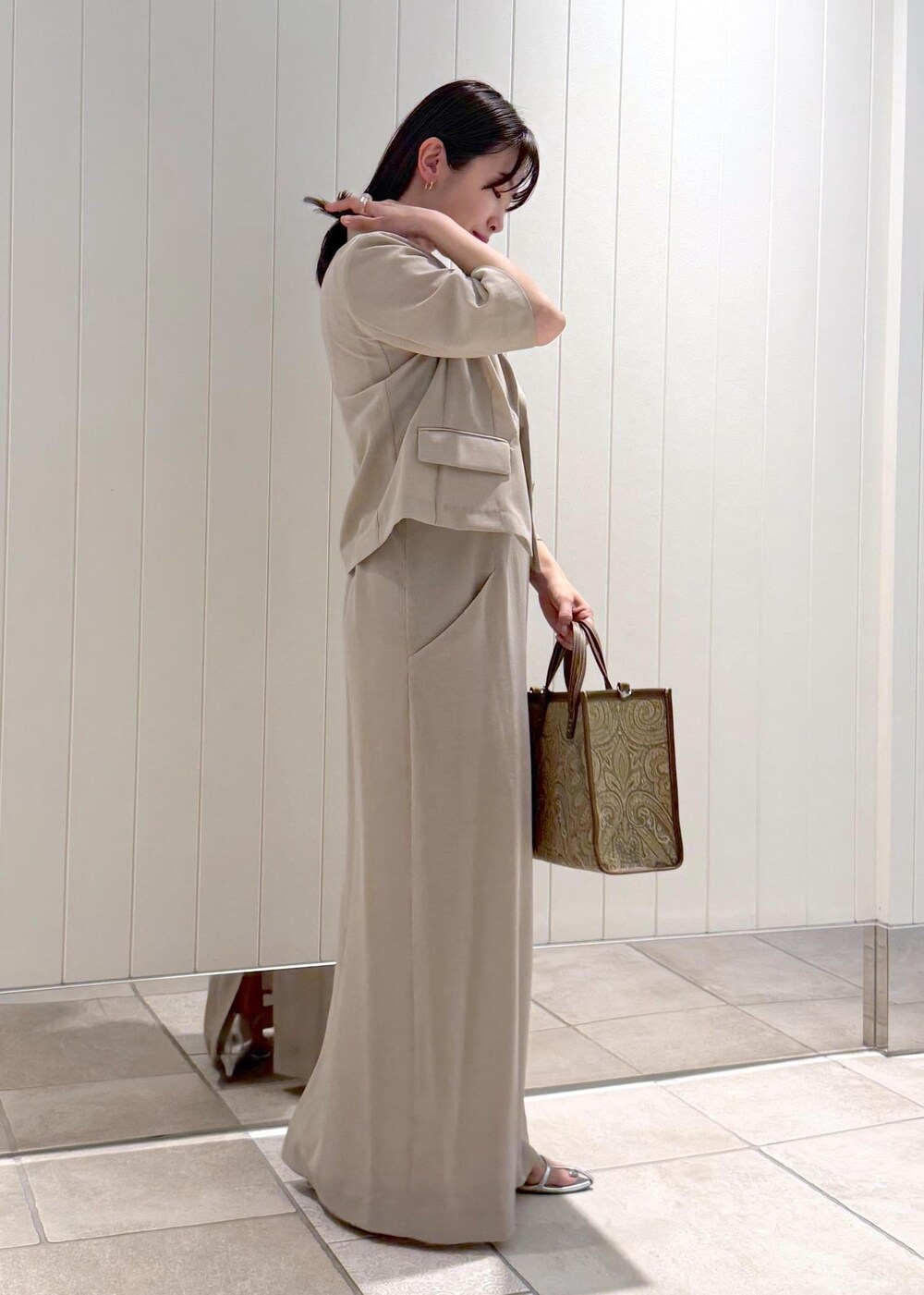 ベージュ系のワンピース、ベージュ系のテーラードジャケット、その他のリングを着用したレディースの春コーディネートの3枚目の写真