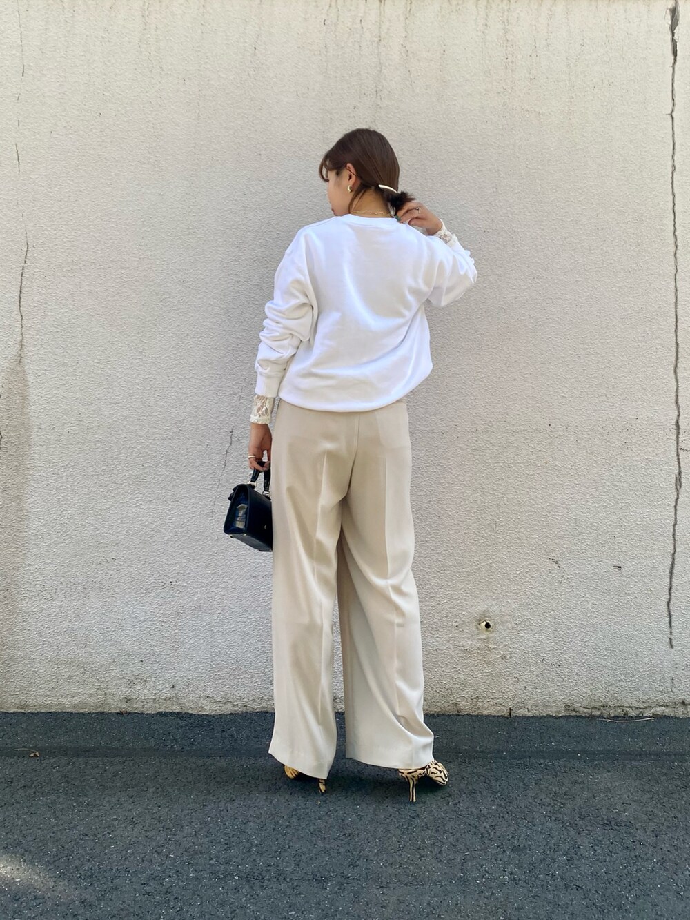 ホワイト系のスウェット、ホワイト系のTシャツ/カットソー、ホワイト系のその他パンツを着用したレディースの秋コーディネートの3枚目の写真