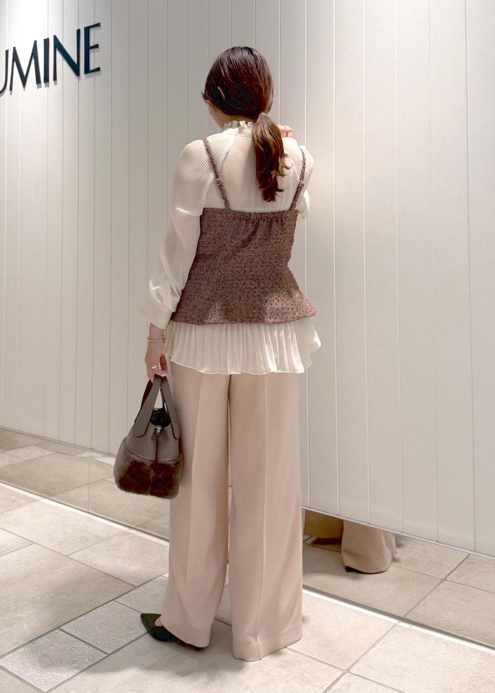 ピンク系のその他パンツ、ホワイト系のシャツ/ブラウス、グレー系のハンドバッグを着用したレディースの秋コーディネートの3枚目の写真