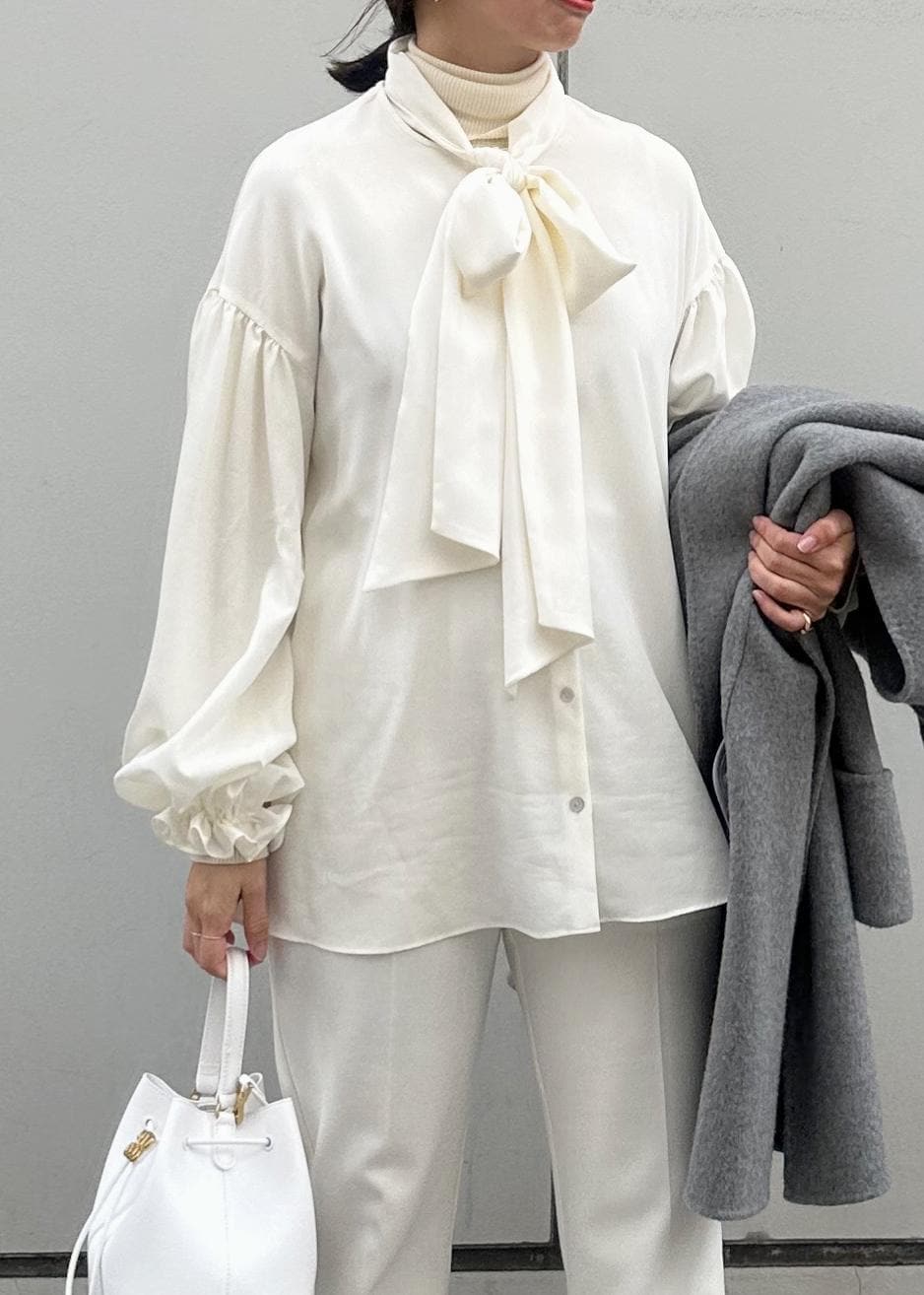 グレー系のその他アウター、ベージュ系のパンプス、ホワイト系のハンドバッグを着用したレディースの冬コーディネートの4枚目の写真