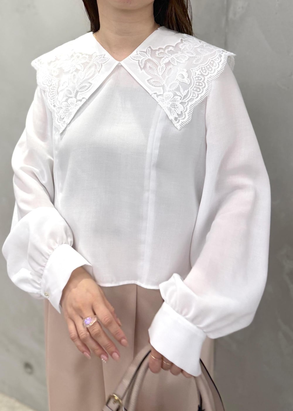 ピンク系のその他パンツ、ホワイト系のシャツ/ブラウスを着用したレディースの春コーディネートの5枚目の写真