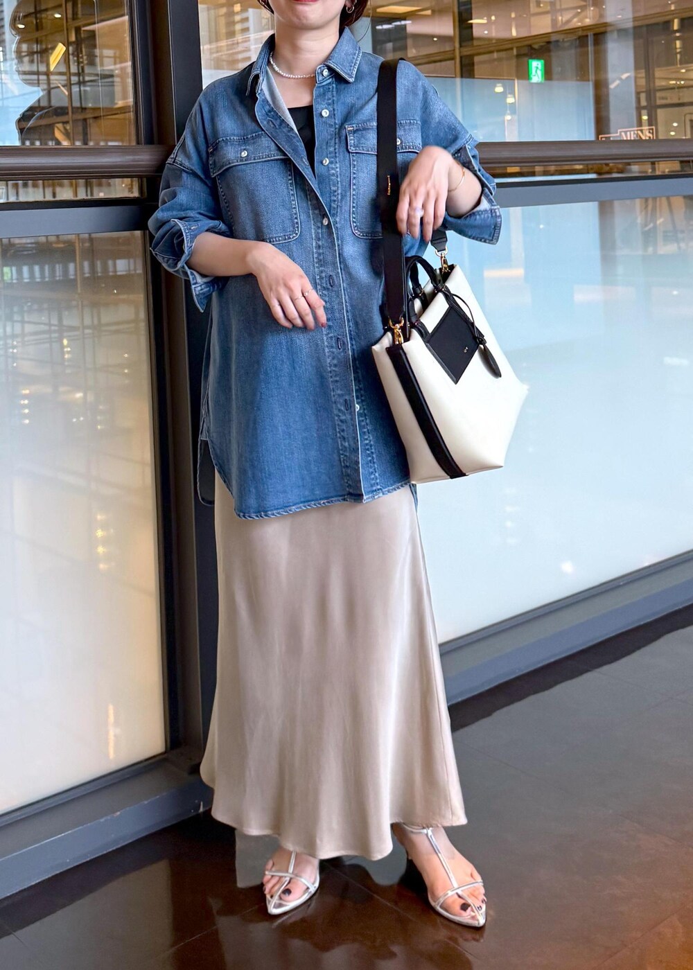 ベージュ系のスカート、ブルー系のシャツ/ブラウス、ホワイト系のトートバッグを着用したレディースの夏コーディネートの6枚目の写真