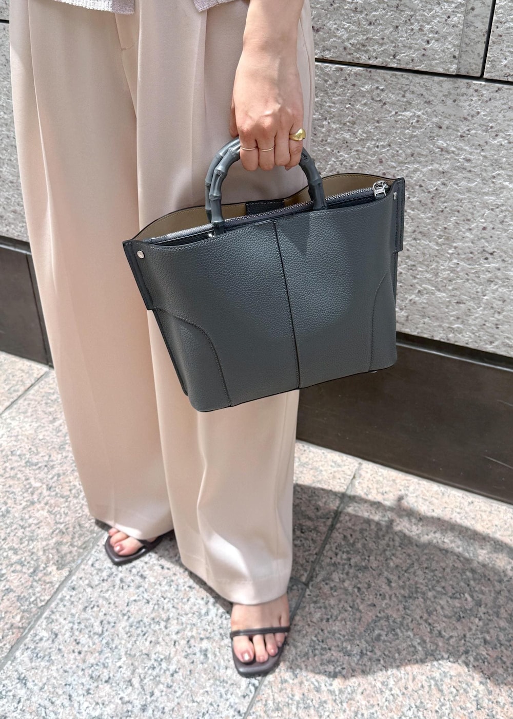 ピンク系のその他パンツ、ピンク系のカーディガン/ボレロ、グレー系のハンドバッグを着用したレディースの夏コーディネートの6枚目の写真
